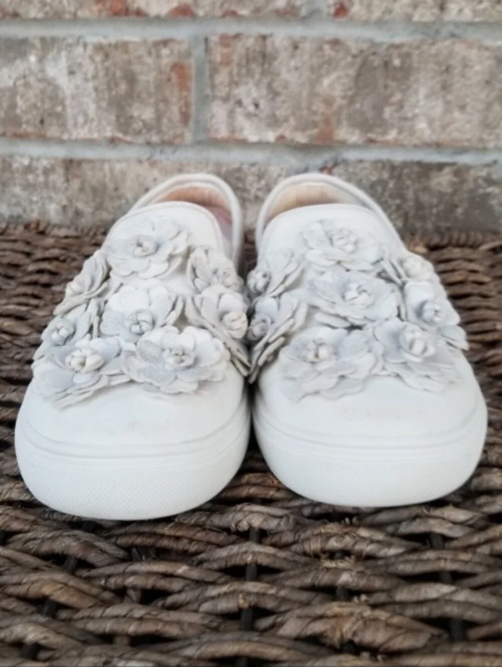 Big Kids' WHITE Leather-Like Sneaker (Girls Sz 2) Tennis Shoes W/ Floral Accent
